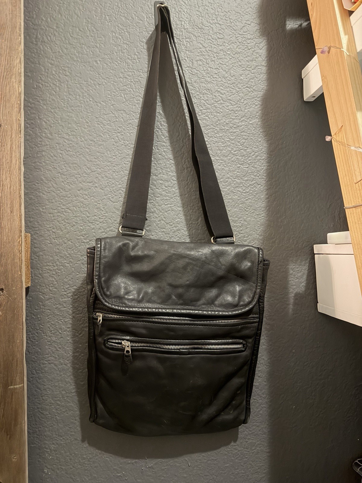 Rugby North America Black Messenger Bag Magnetic Zip Outer Pockets Men