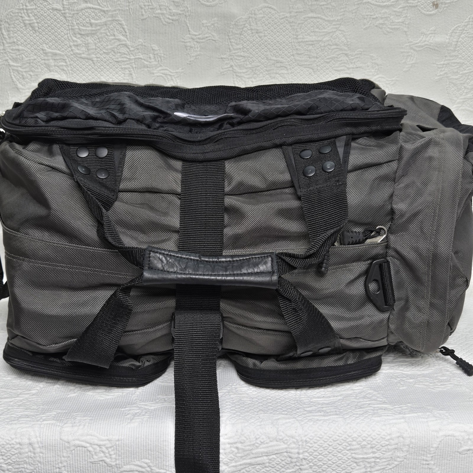 Oakley Icon 2.0 Software Grey Canvas Leather Handle Large Duffle Bag Y2K