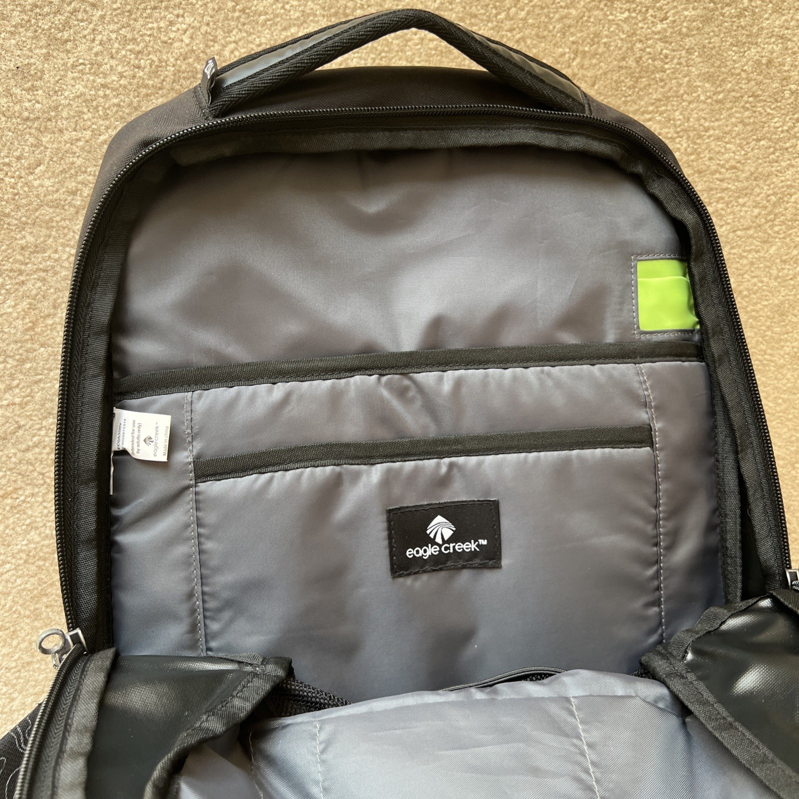 Eagle Creek Wayfinder Back Pack 20L Black/Charcoal Brand New No Tags