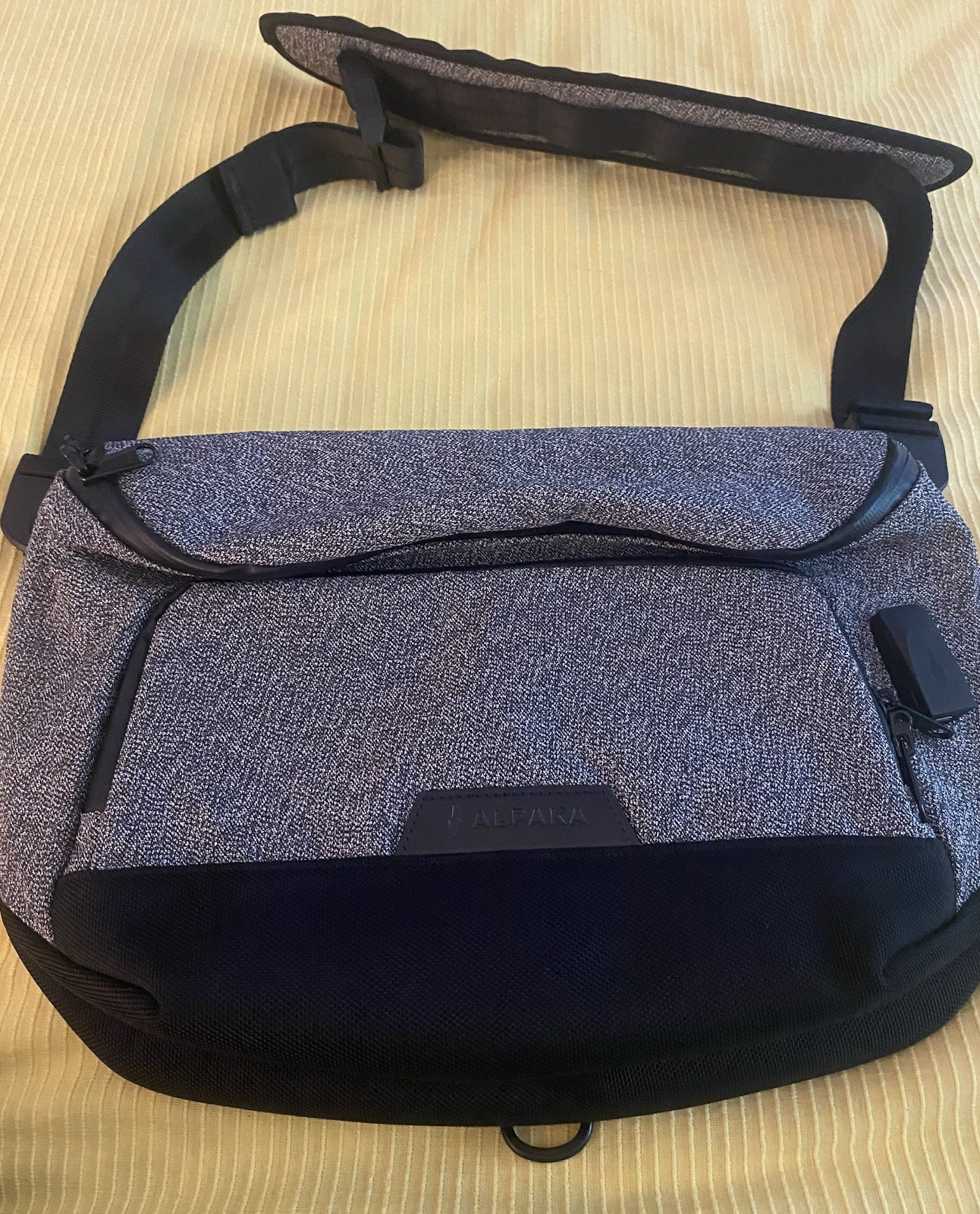 Alpaka Sling Max Laptop Messenger Bag Excellent Condition