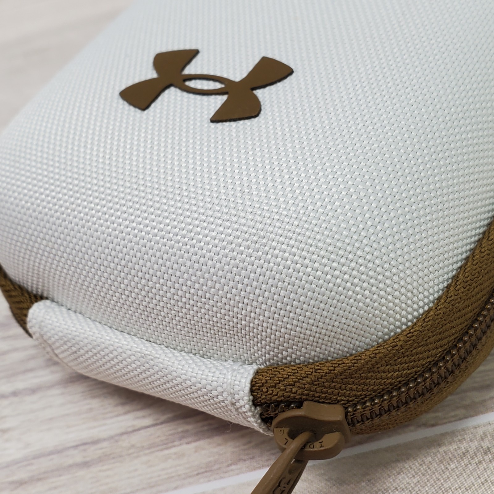 Under Armour UA Contain Micro Case Brown Carabiner Clip Travel Bag ID Ear Buds