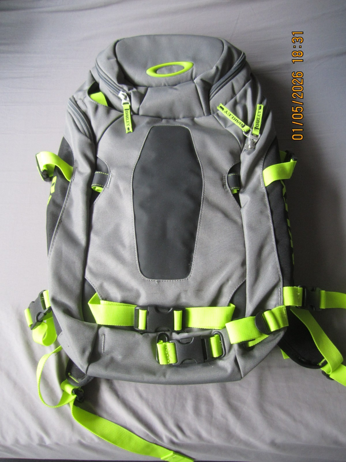 OAKLEY SNOWMAD BACKPACK NO RESERVE!!