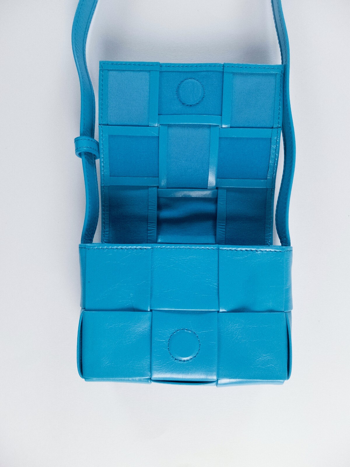 (NO CUSTOMS TAX) BOTTEGA VENETA Candy Cassette blue crossbody woven leather bag