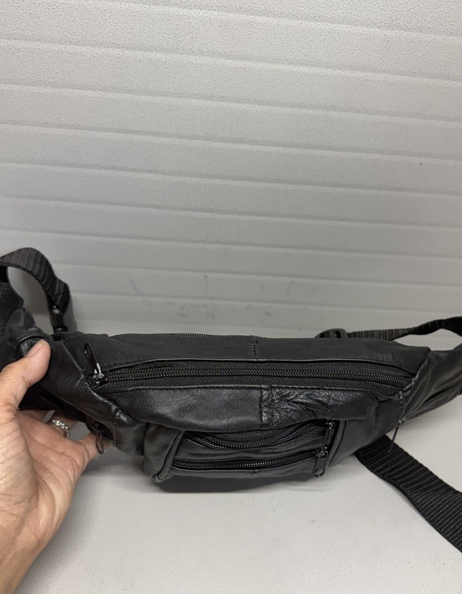 Black Smooth Leather Small-Medium Fanny Pack Belt Bag -EXCELLENT CONDTN!