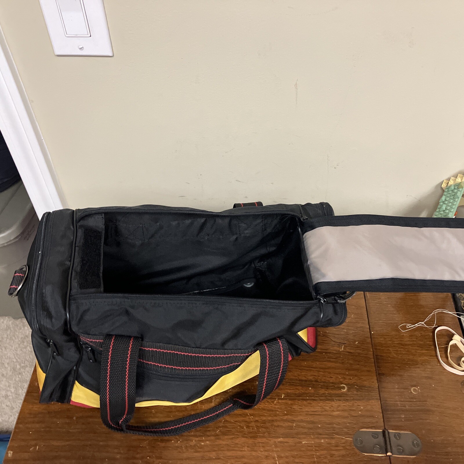 Duffle/Travel Bag, Black/Yellow/Red Multi Pockets 15”x7.5”x7” Vintage EUC