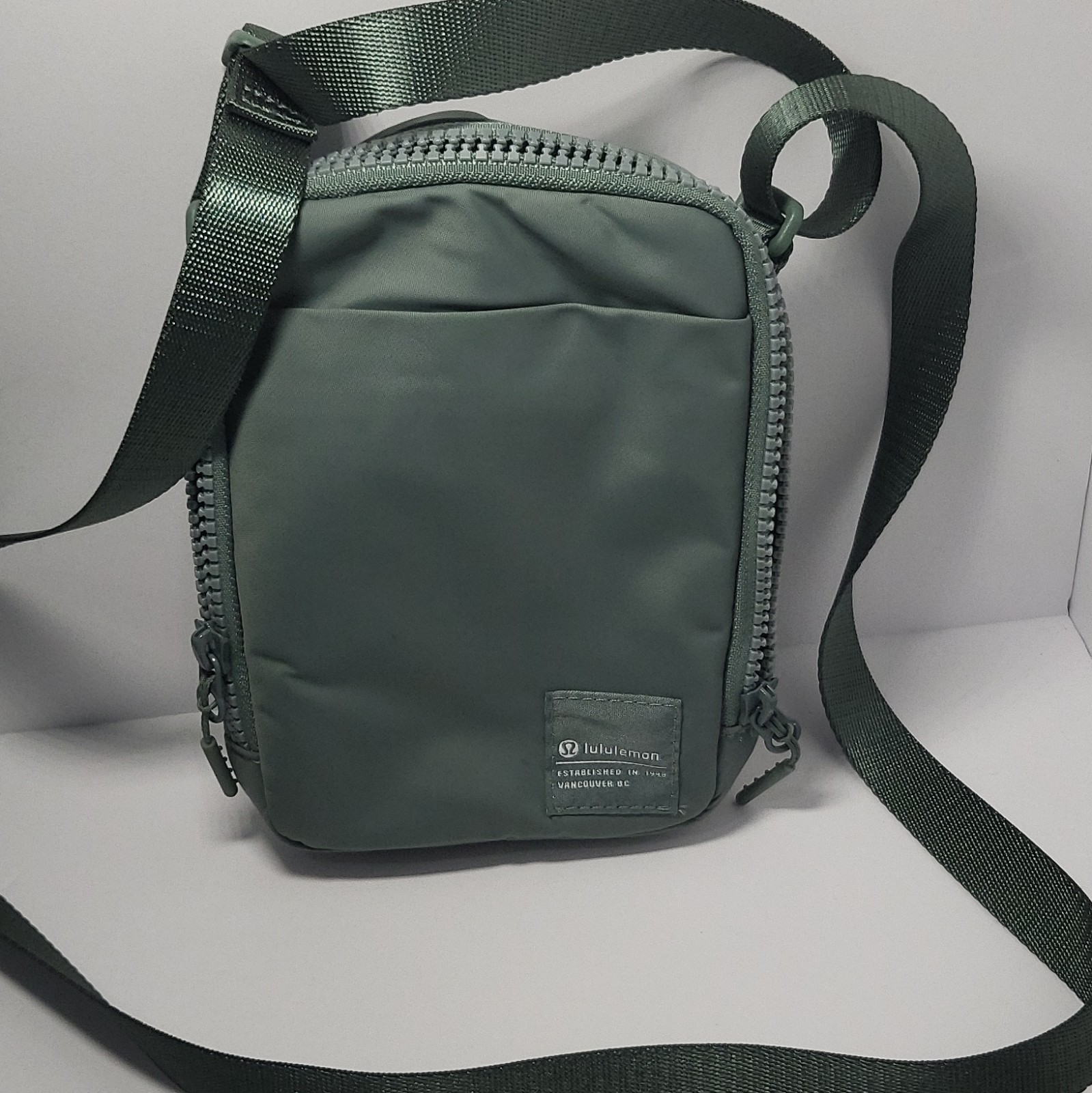 lululemon Men’s Green Solid Small Crossbody Bag Zip Closure Adjustable Strap