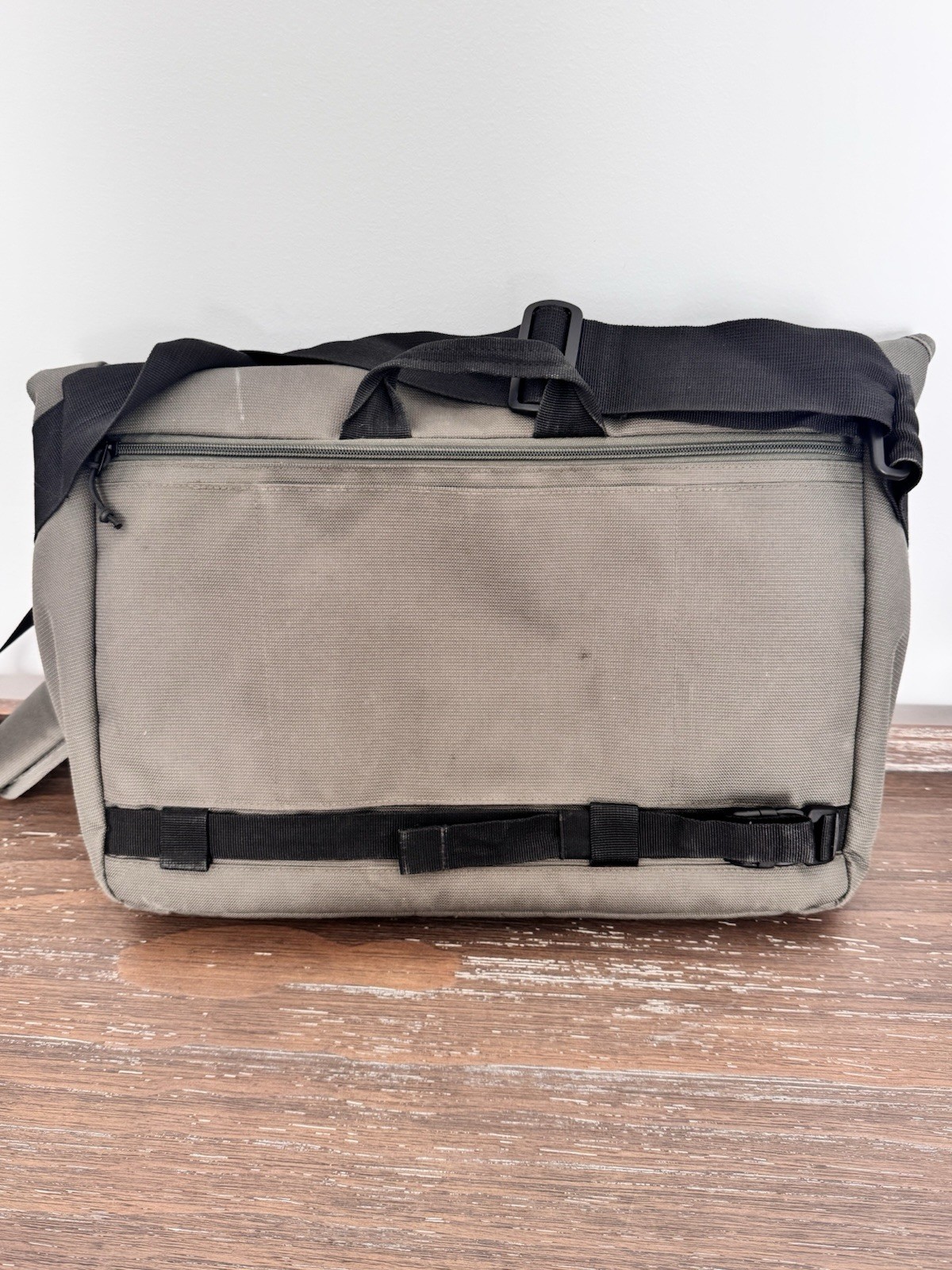 Oakley Unisex Messenger Since 1975 Dark Brush Travel Carry On Laptop Bag Strap
