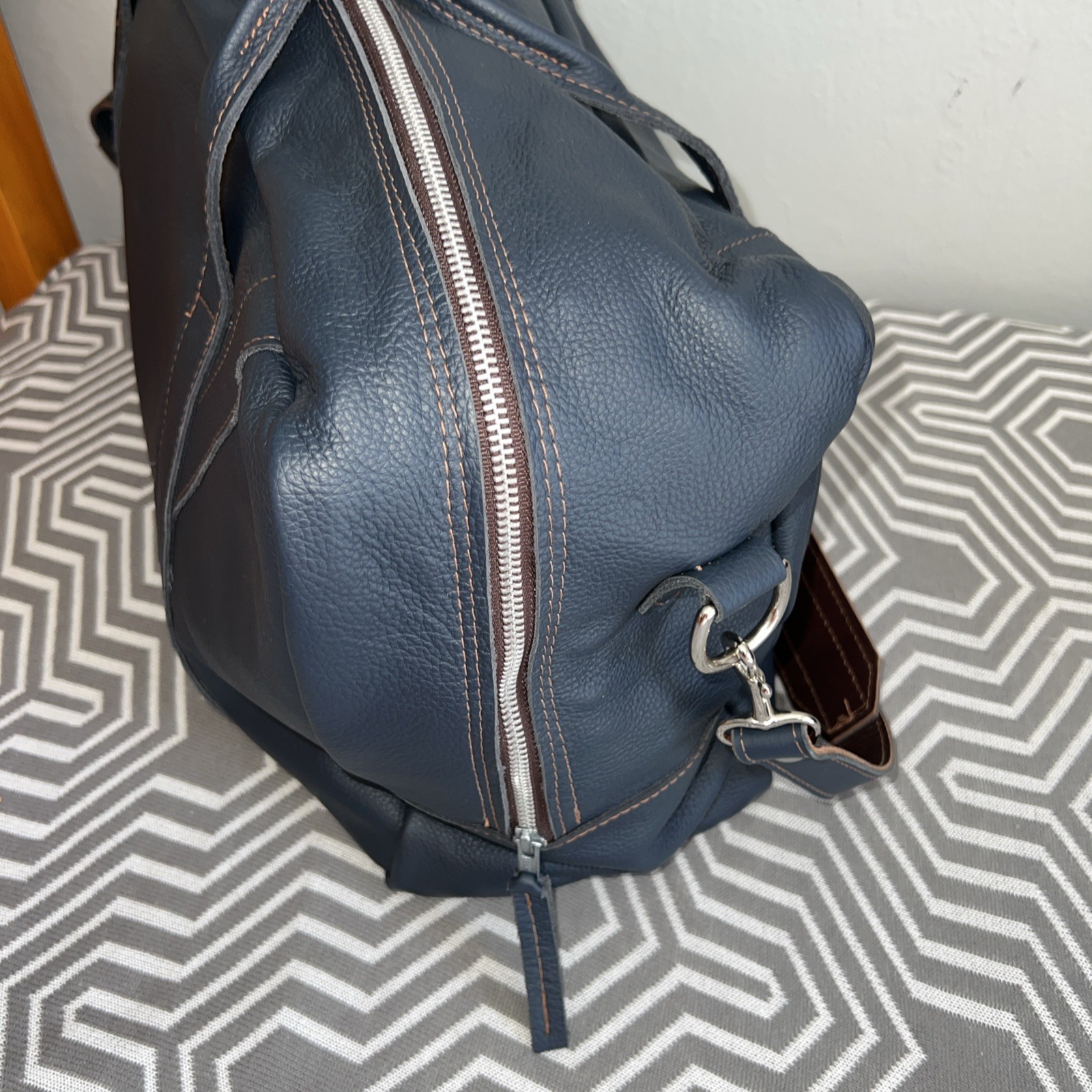 Ian James Navy Blue Leather Logan Duffle 20x12x7 Sport/Travel Shoulder Strap Bag