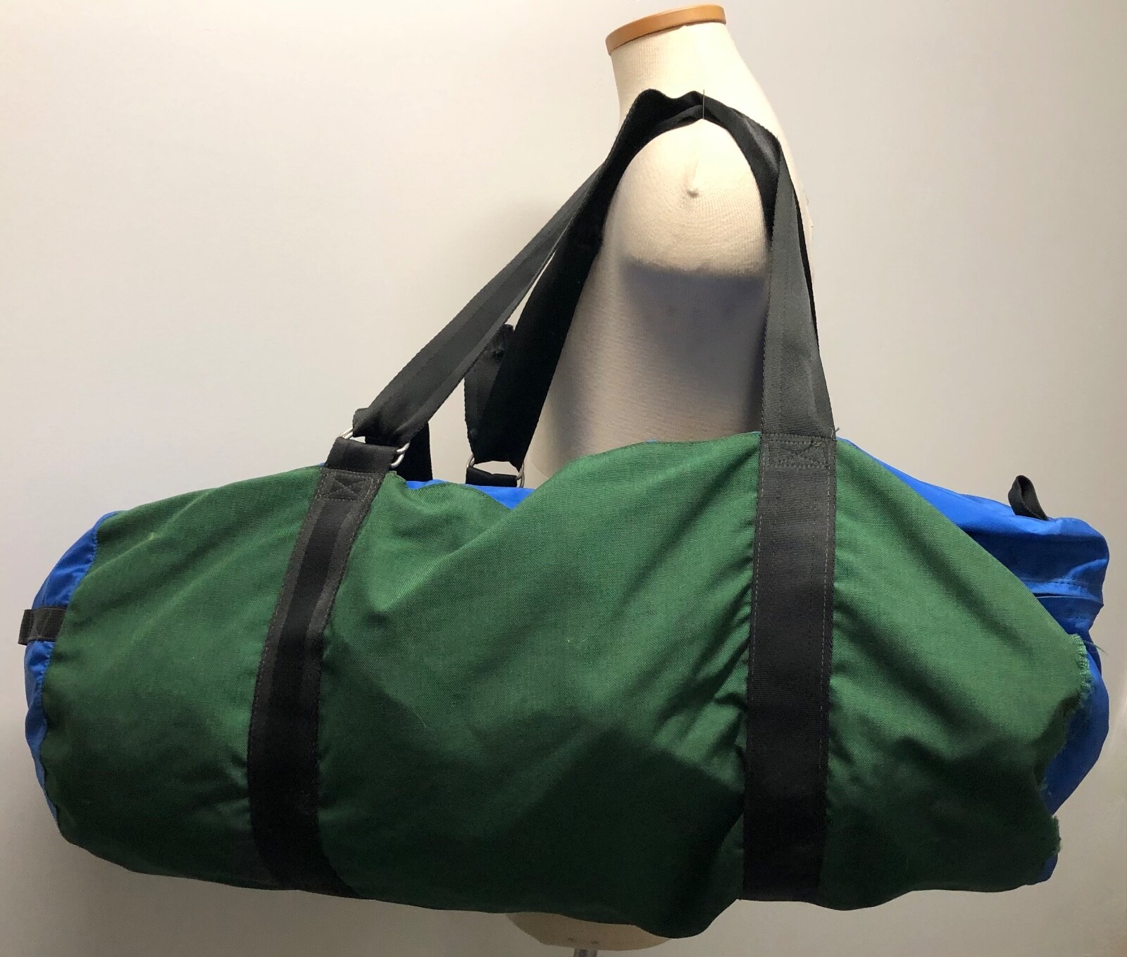 LL BEAN VINTAGE BLUE & GREEN NYLON FEEL DUFFLE WEEKEND SEA BAG ZIPPER CLOSE XL