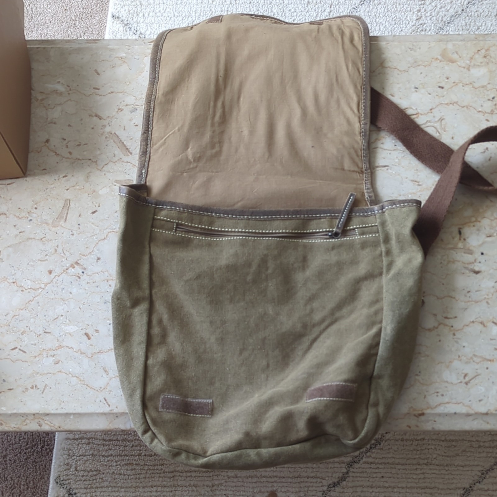 Mantarray Messenger Bag Green/Brown Zip Crossbody Adjustable Strap Pockets