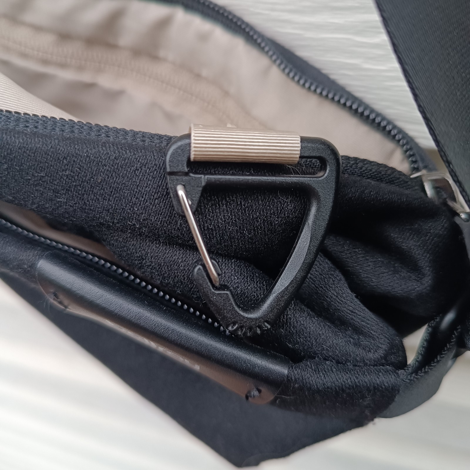 Bellroy Sling Mini Melbourne Black Water Resistant