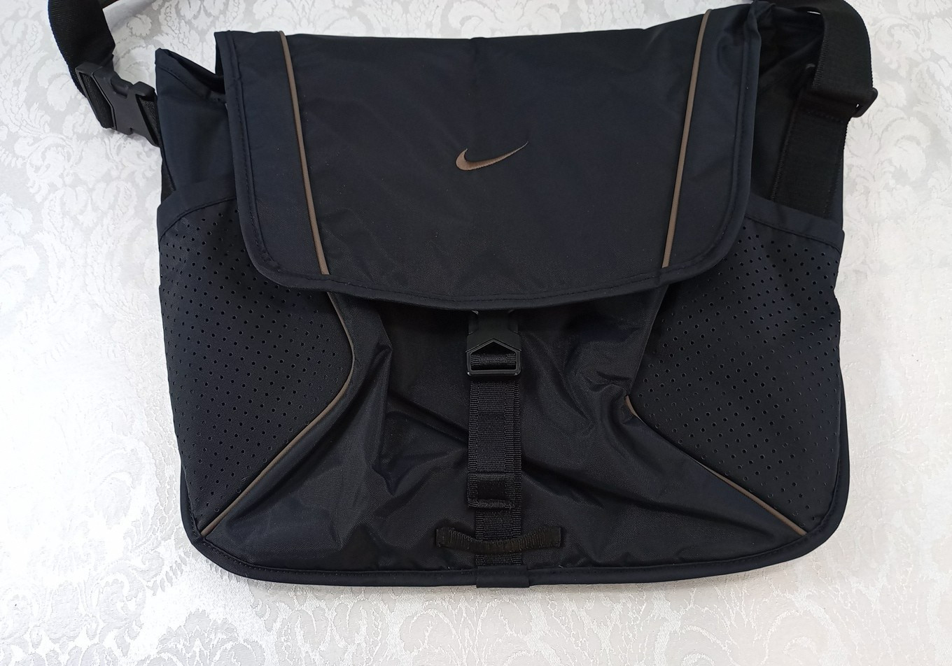 Nike Sportswear Essentials Messenger Bag 15L Black Ironstone DJ9792-010