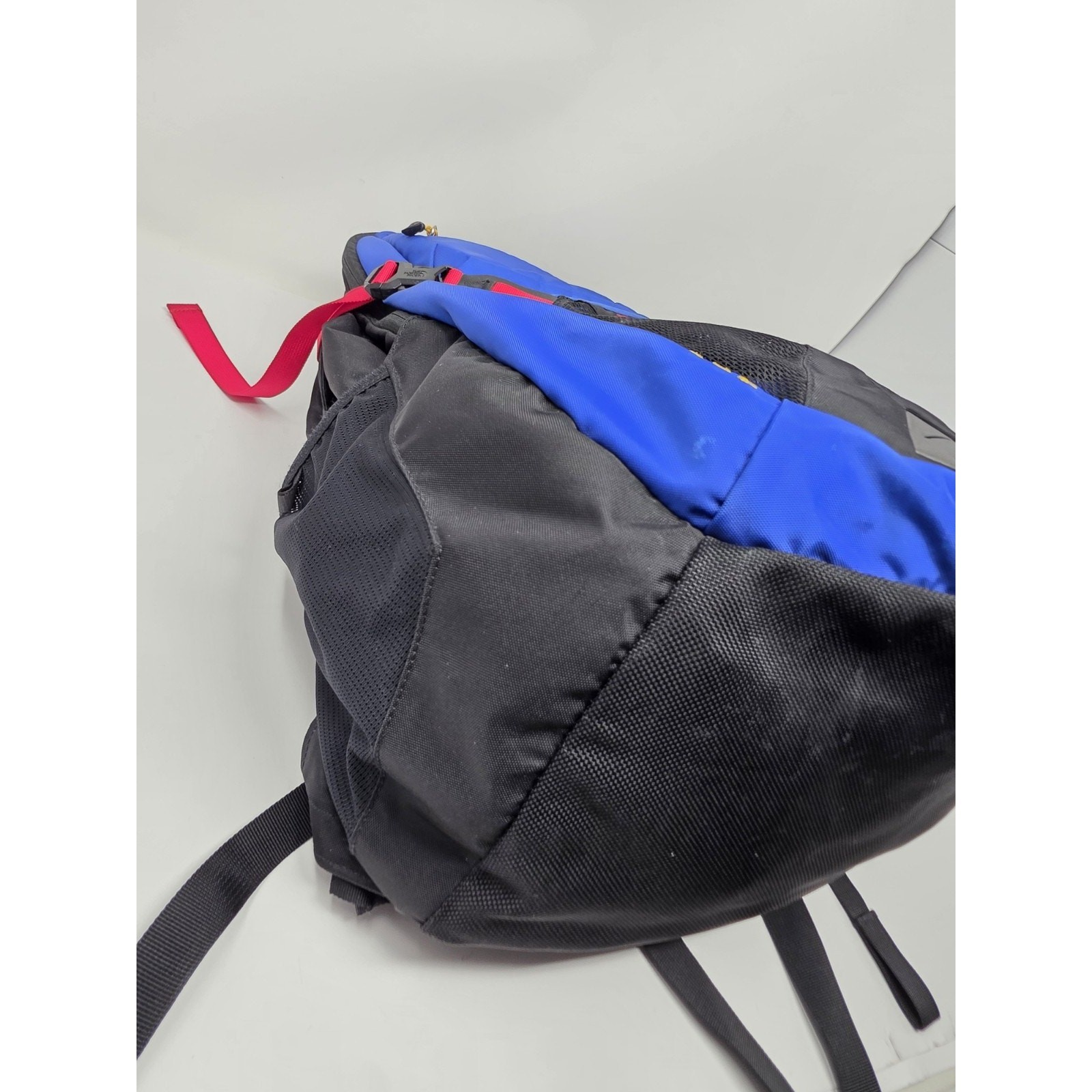 North Face Recon Backpack Blue/Red. Great bag for hiking, travel and school bag