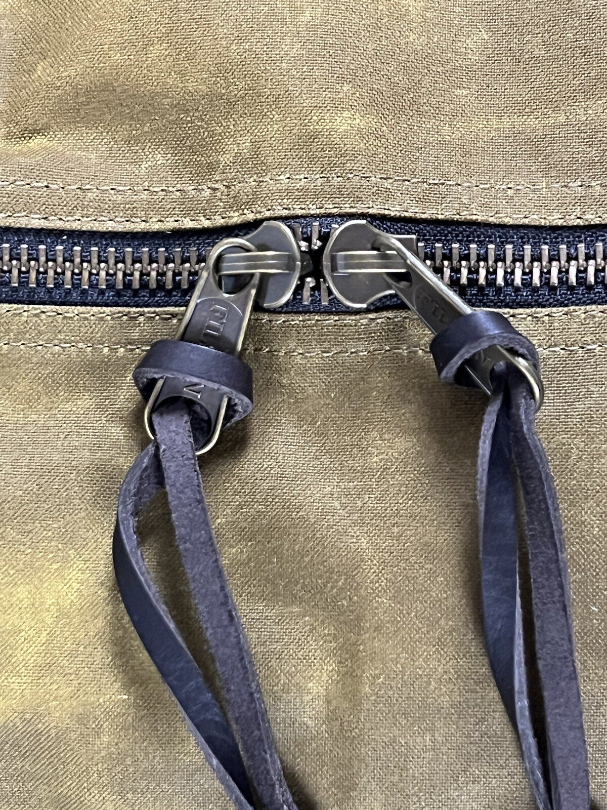 FILSON MEDIUM TIN CLOTH DUFFLE BAG DARK TAN OS NWT