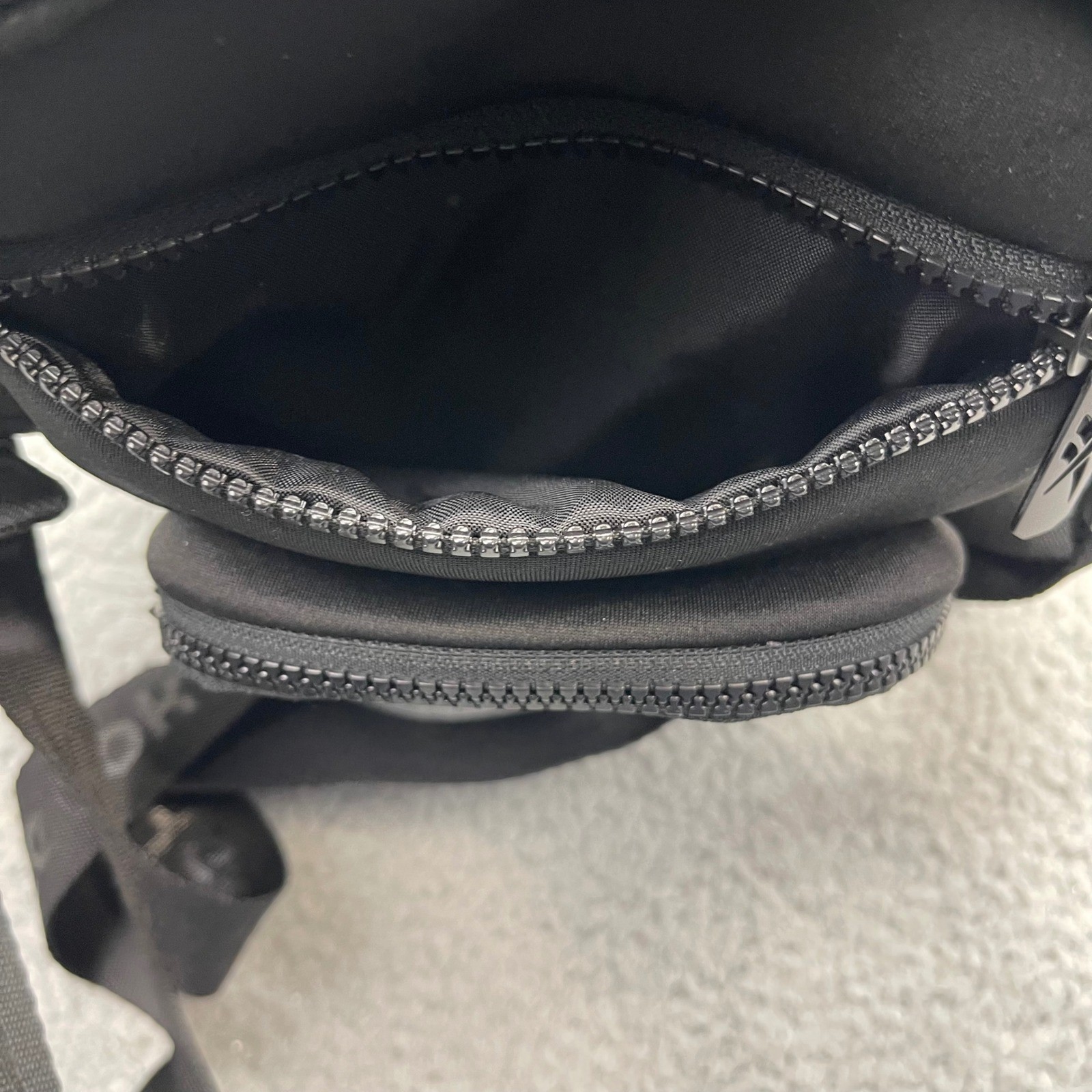 Reebok RWS2C2087TJ Black Crossbody Adjustable Strap Logo 043516 Travel Side Bag