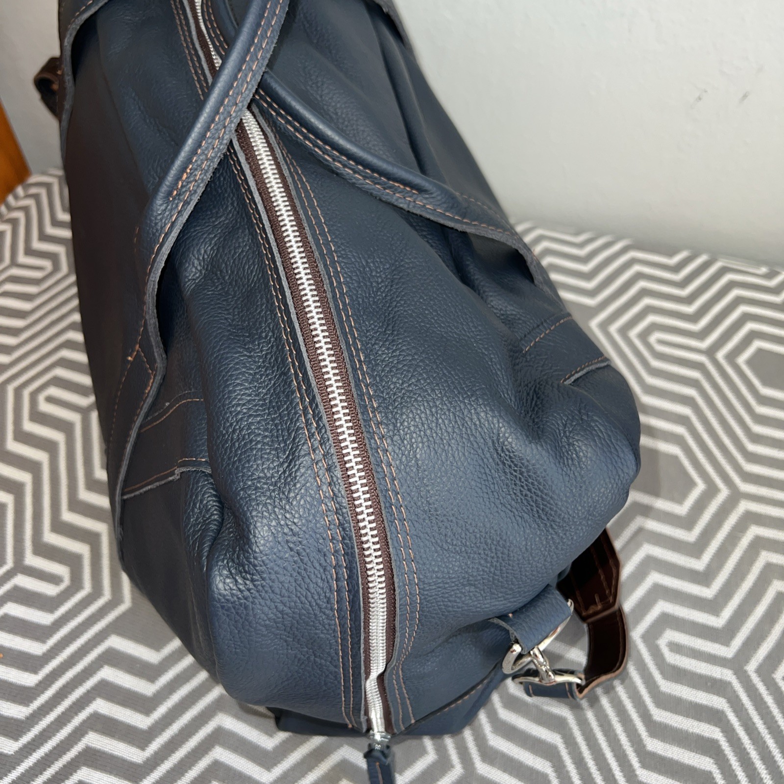 Ian James Navy Blue Leather Logan Duffle 20x12x7 Sport/Travel Shoulder Strap Bag