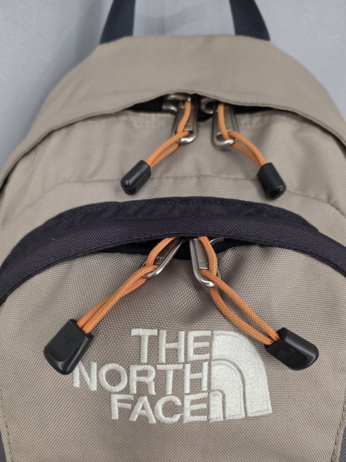 The North Face VAULT Beige Gray Large 19″ Backpack Travel Outdoor Hicking Sport