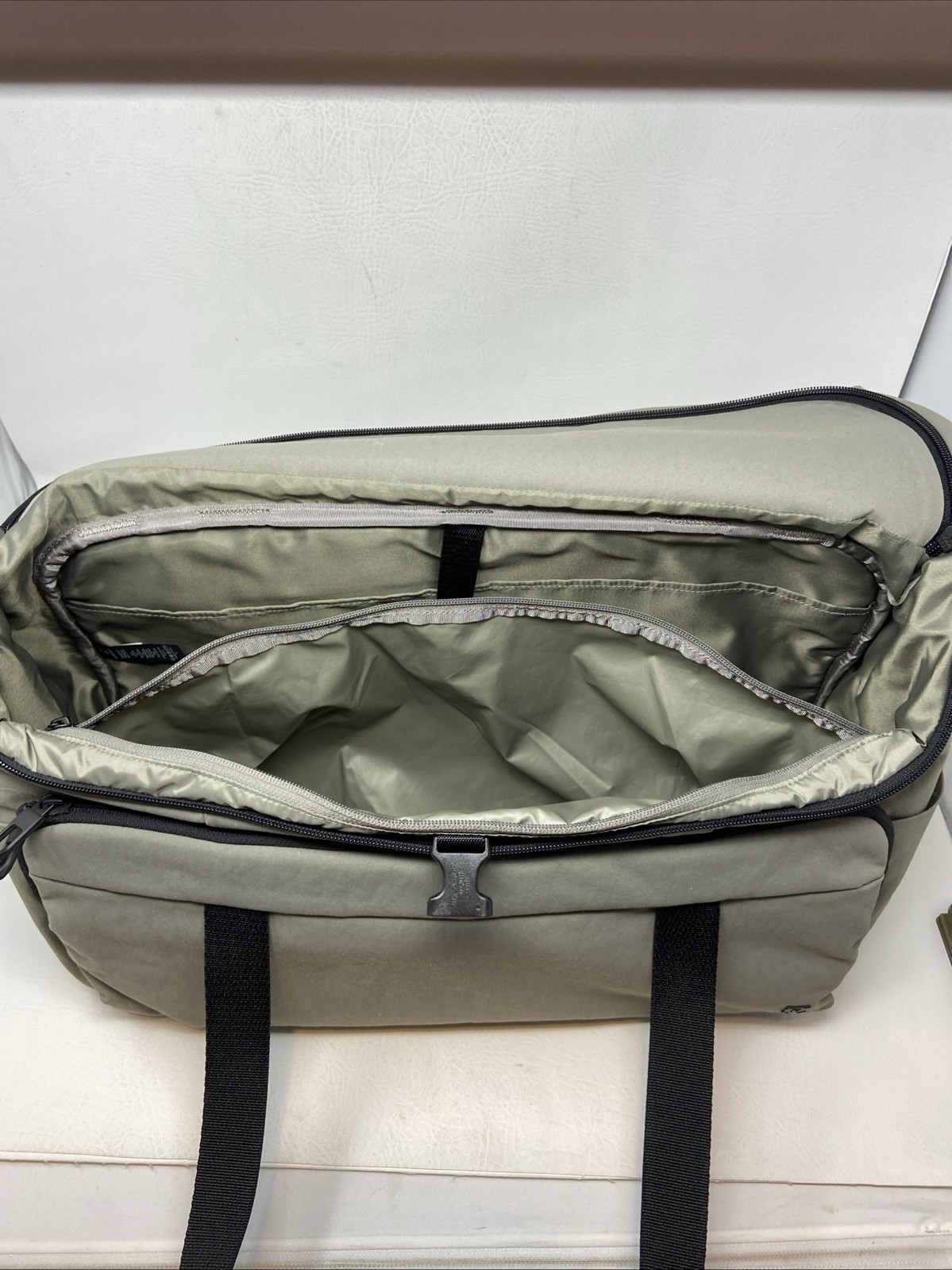 Lululemon Gray Early Embark Travel Messenger Computer Laptop Bag Cross Body EUC