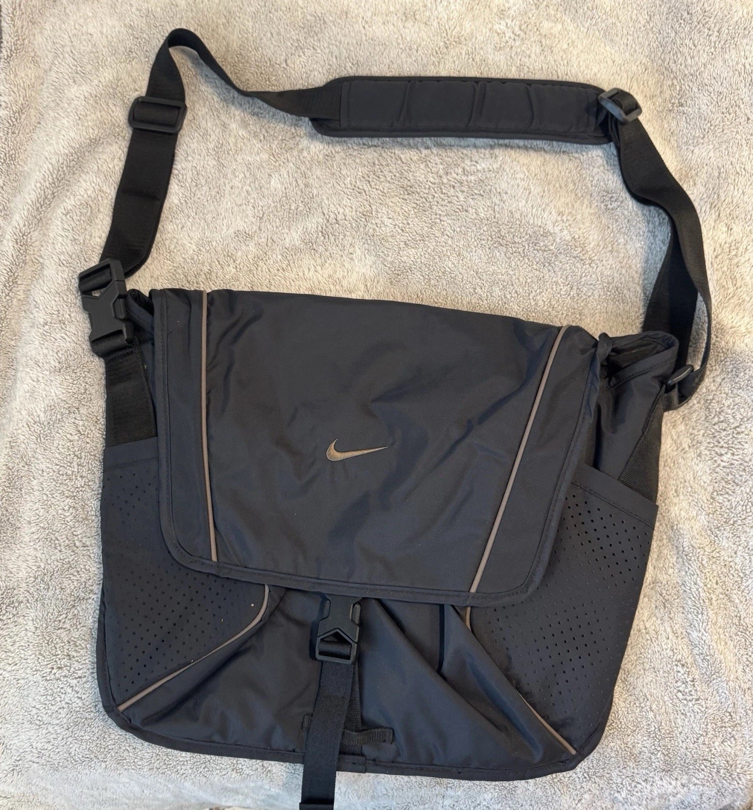 Nike Sportswear Essentials Messenger Bag (15L) Black Ironstone Shoulder Strap