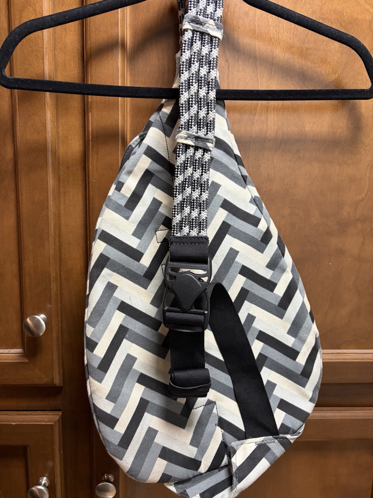 KAVU Medium Geometric Sling Bag Gray Beige Black Adjustable Crossbody Zipper