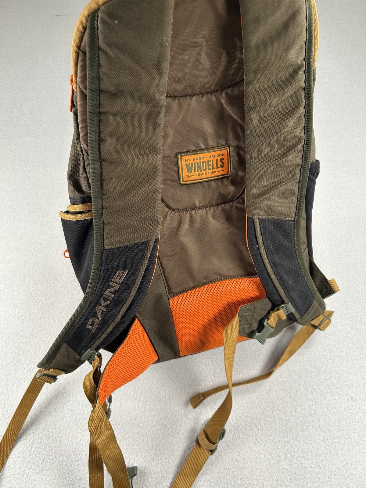 Dakine Windells Mission 25L Snowboard Backpack Mt. Hood READ