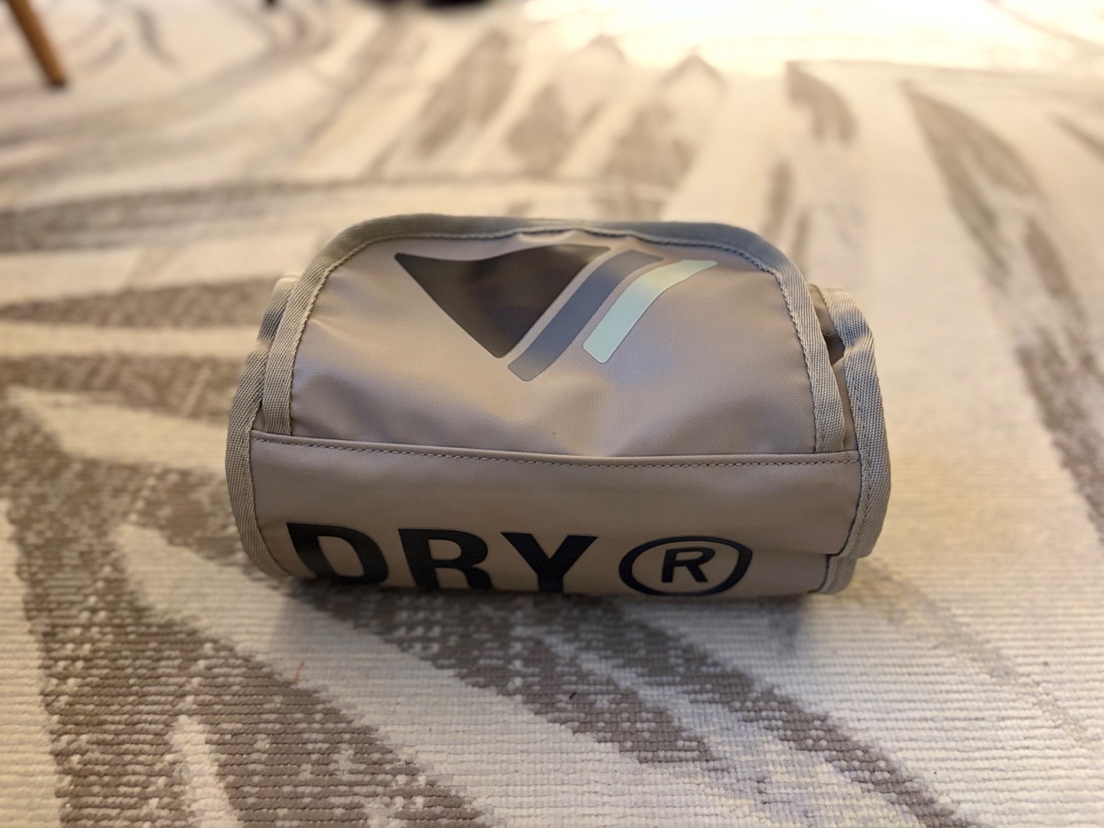 Superdry – Tarp Wash Mini Bag (Grey)
