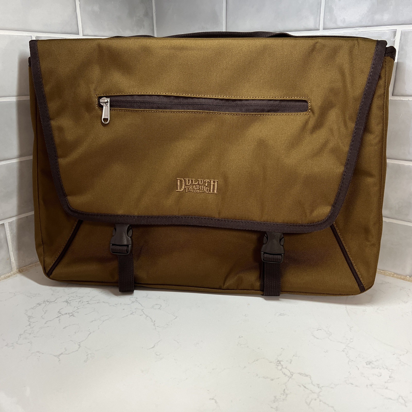NEW Duluth Trading Company Canvas Messenger Bag Brown Large Computer Bag D4