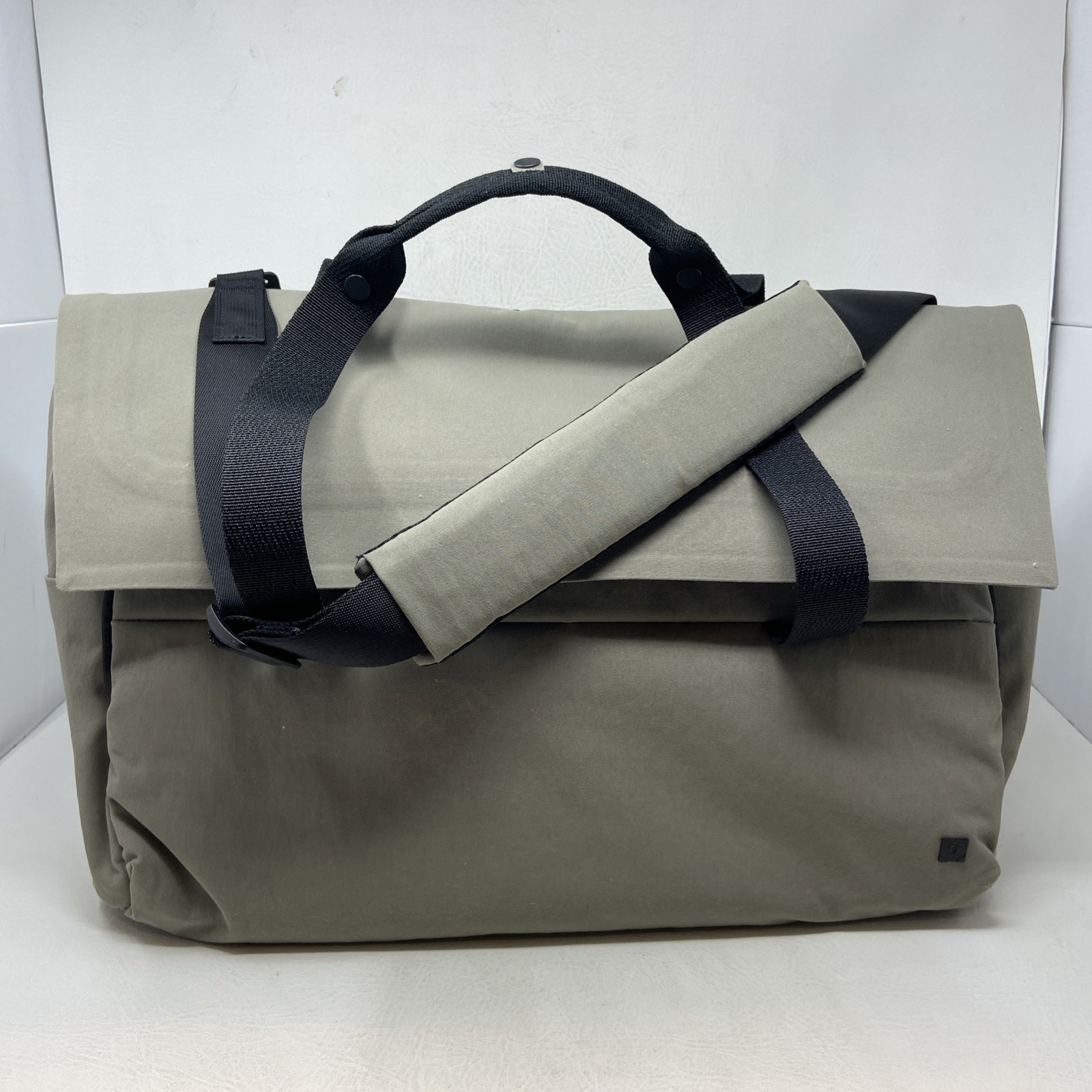 Lululemon Gray Early Embark Travel Messenger Computer Laptop Bag Cross Body EUC