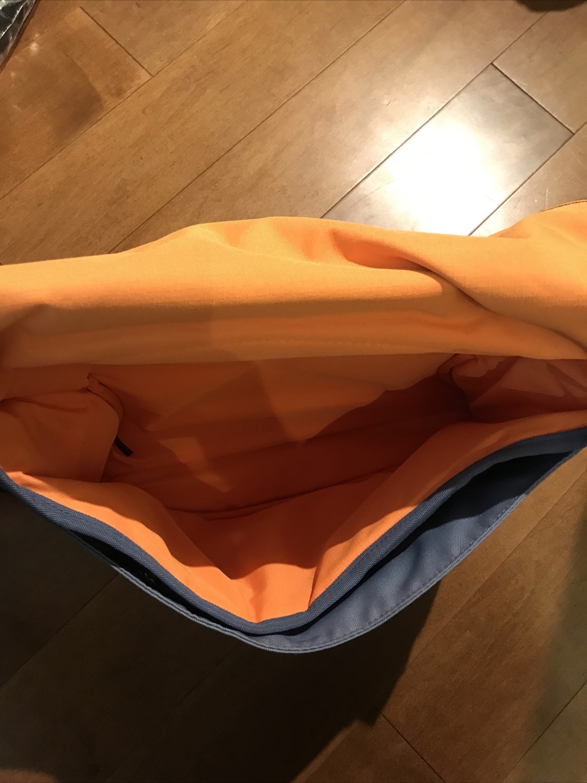 Crumpler The Skivvy Notebook Laptop Messenger Bag Light Blue Orange Interior