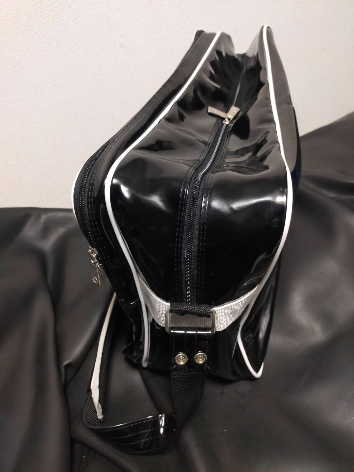Glossy black enameled bag shiny thick vinyl outside IGNIO sports