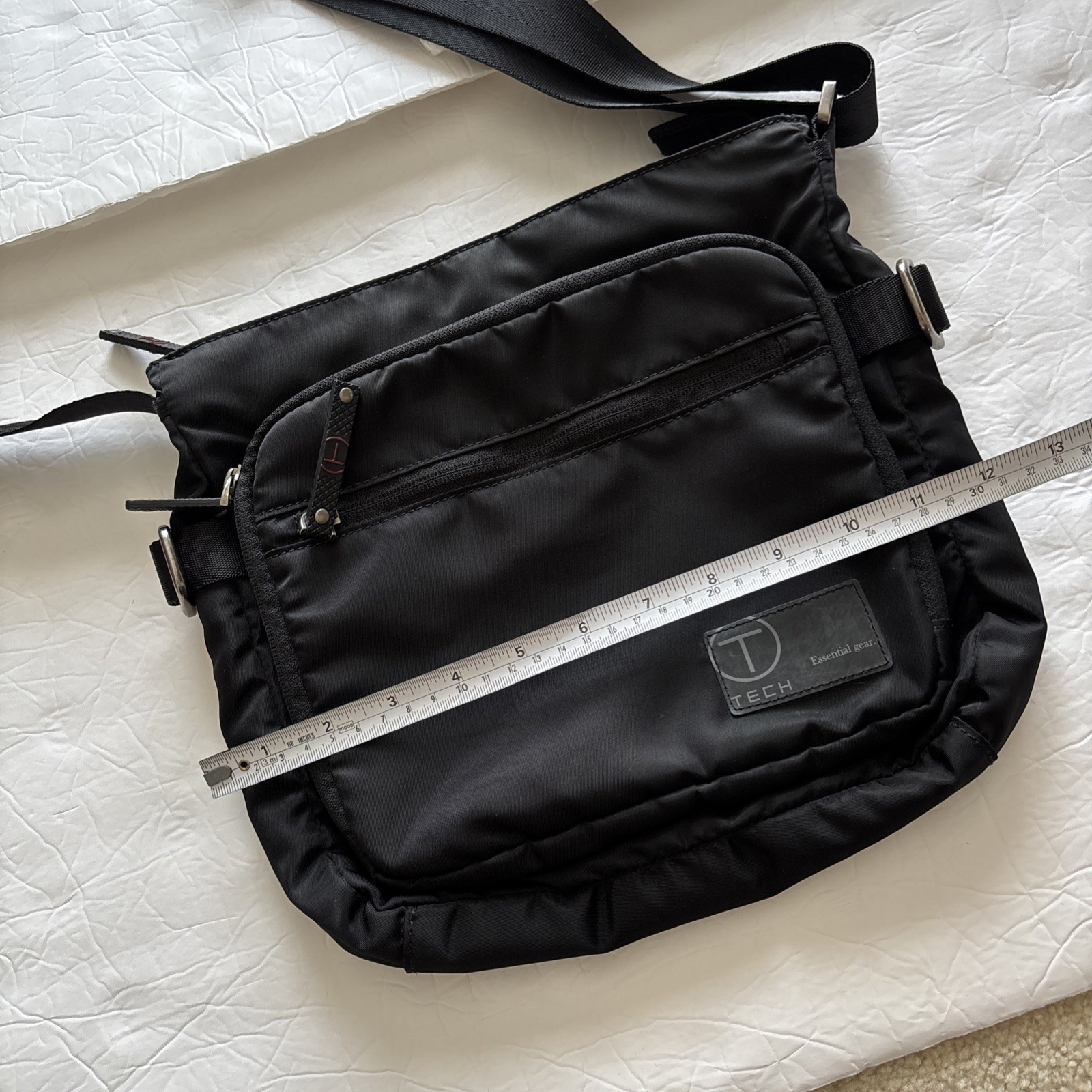 Tumi 57502D T-Tech Essential Gear Black Nylon Crossbody Messenger Bag Unisex