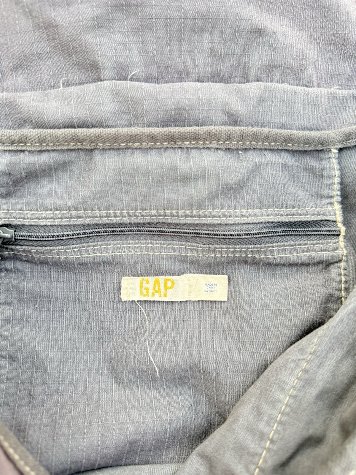 GAP Gray Solid Messenger Bag Zip Closure Adjustable Strap Pockets Travel