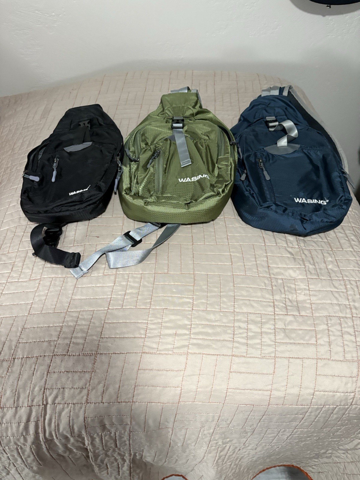 3 Pack Washing Over The Shoulder Bag. 4 Zippered Pockets. Strapped Main Closer