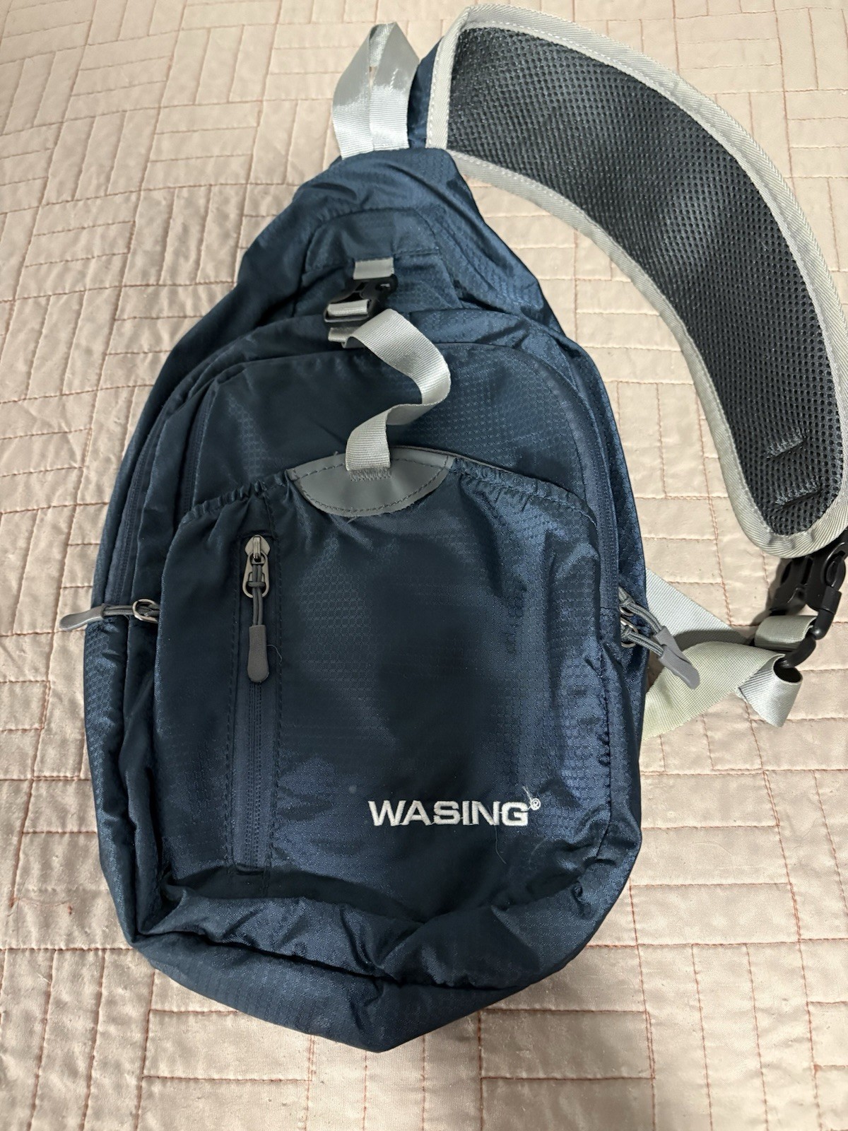 3 Pack Washing Over The Shoulder Bag. 4 Zippered Pockets. Strapped Main Closer