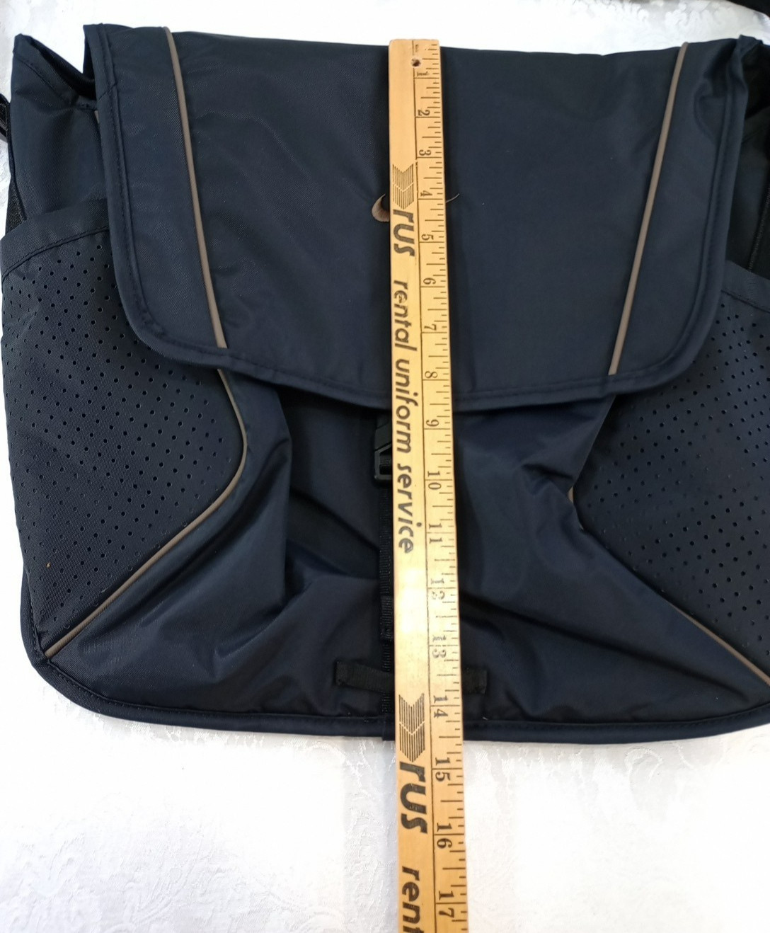 Nike Sportswear Essentials Messenger Bag 15L Black Ironstone DJ9792-010