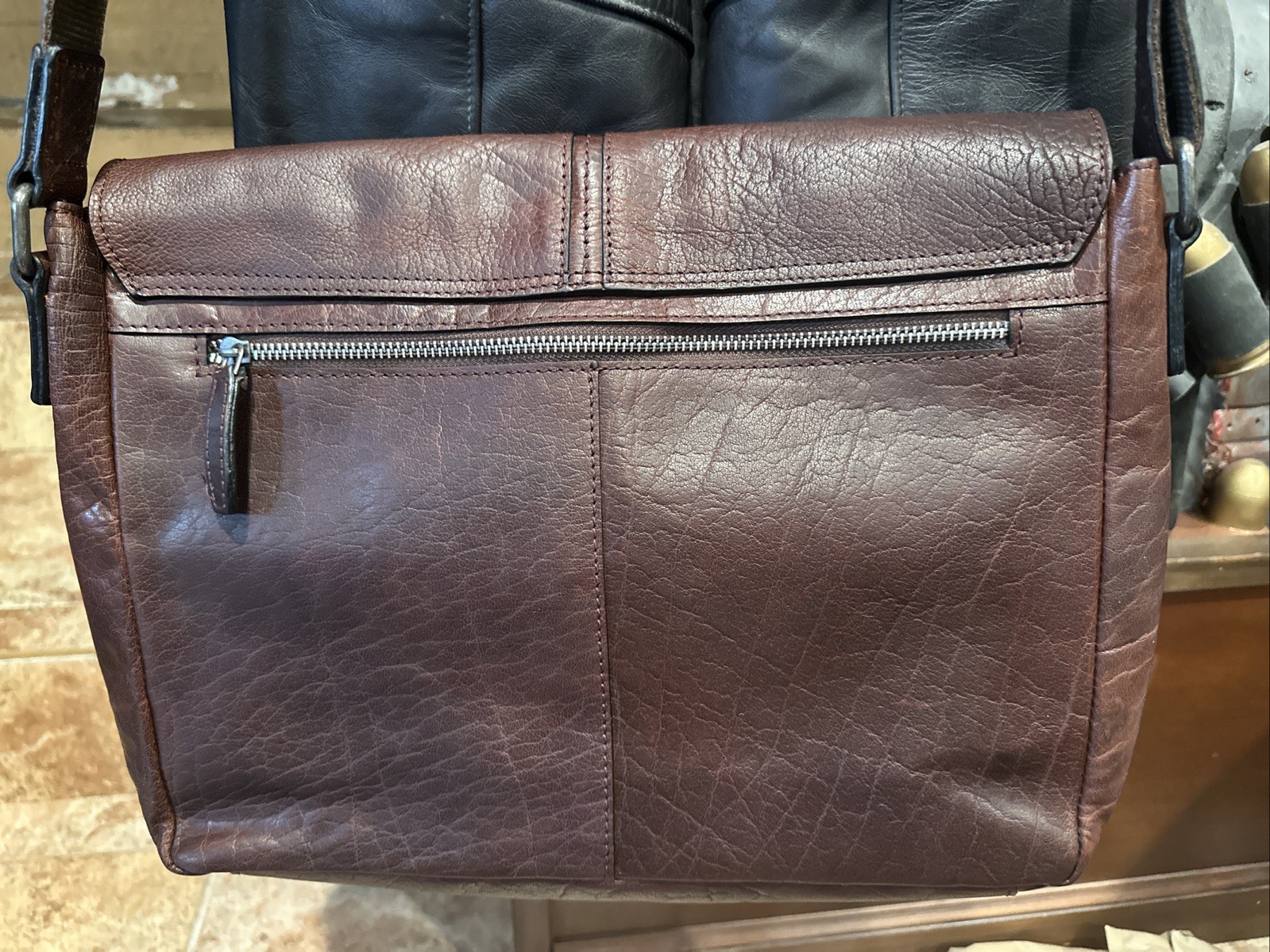 Brown Messenger Bag Magnetic Zip Closure Inner Pockets Shoulder Strap Men