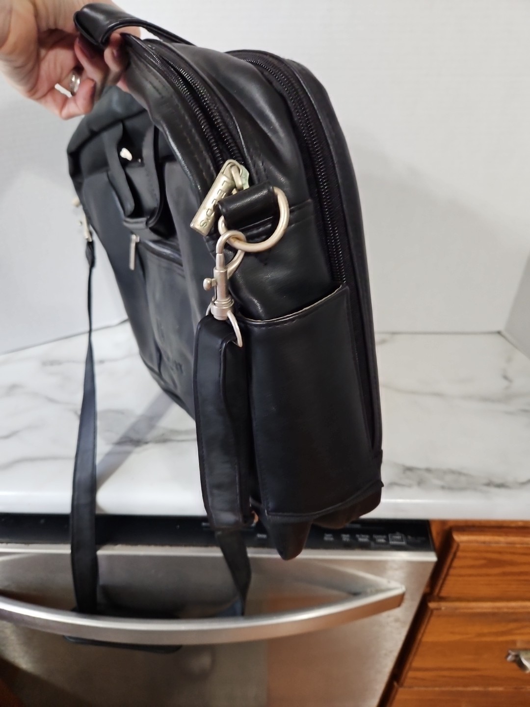 Leeds Touchmark Consulting Leather Shoulder Laptop Carry Case Black Men’s