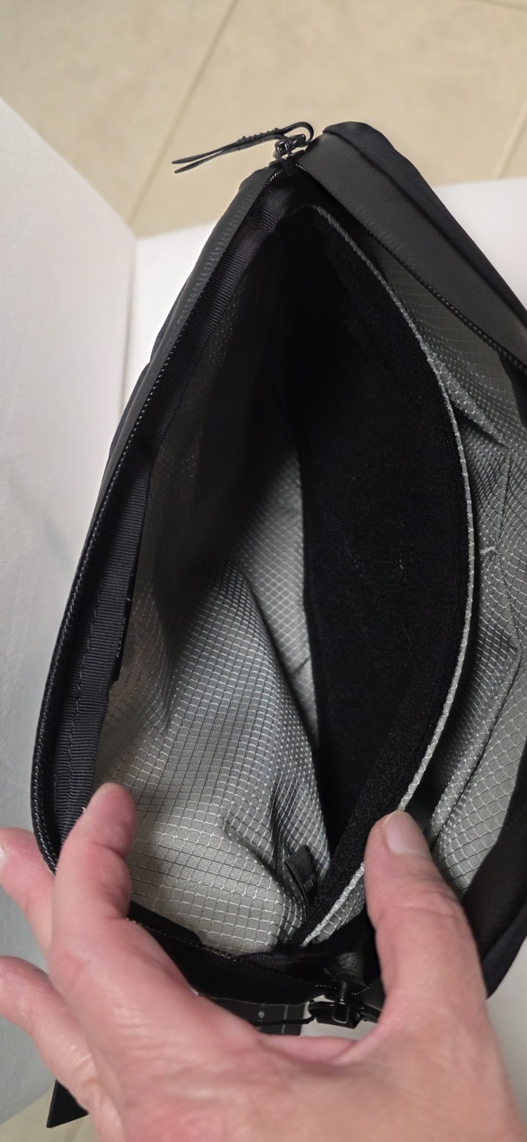 Alpaka Flight Sling – Axoflux 210D (2L) crossbody Men’s Black New NWT