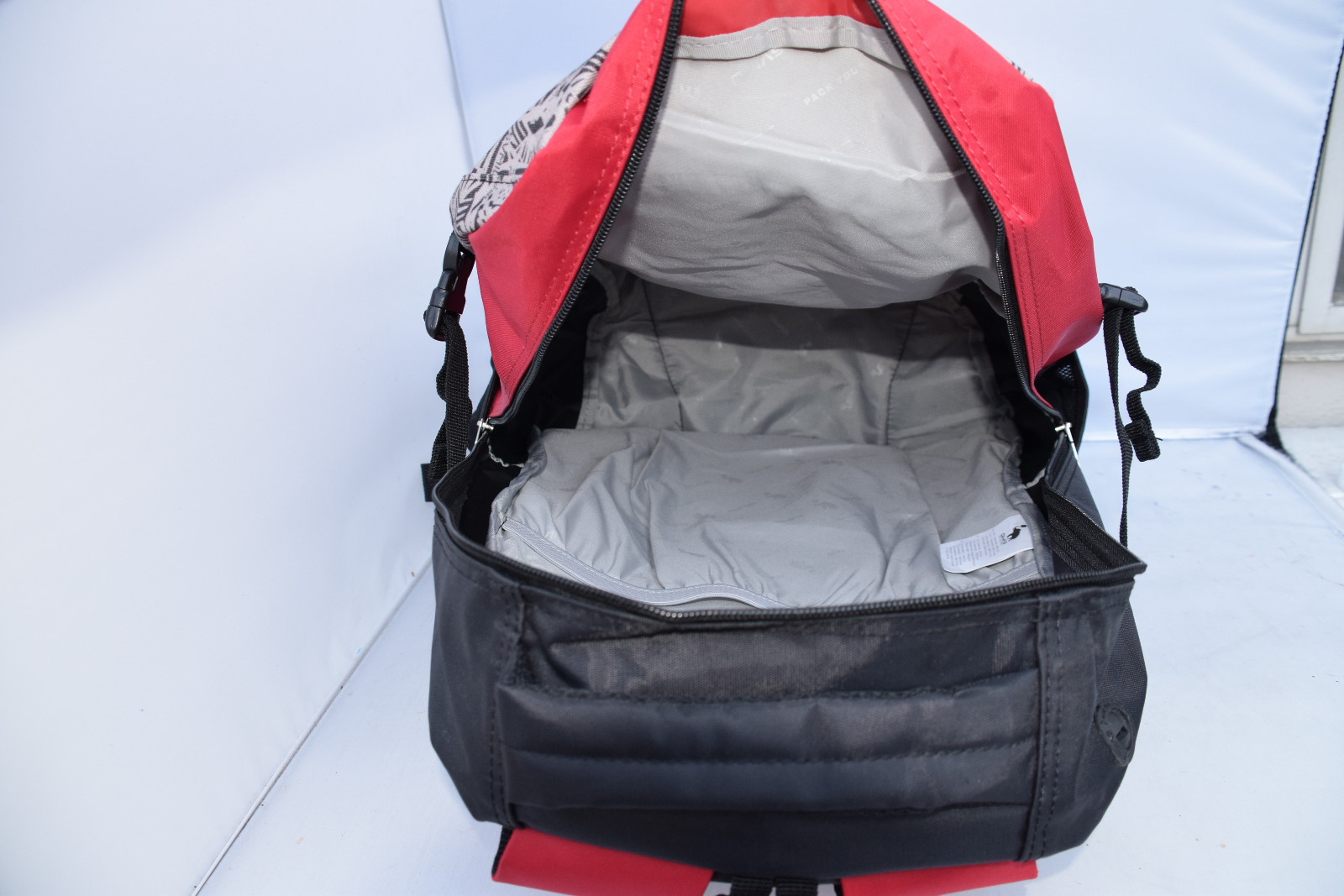 OIWAS 38L High-capacity Travel Backpack With Headphone Hole