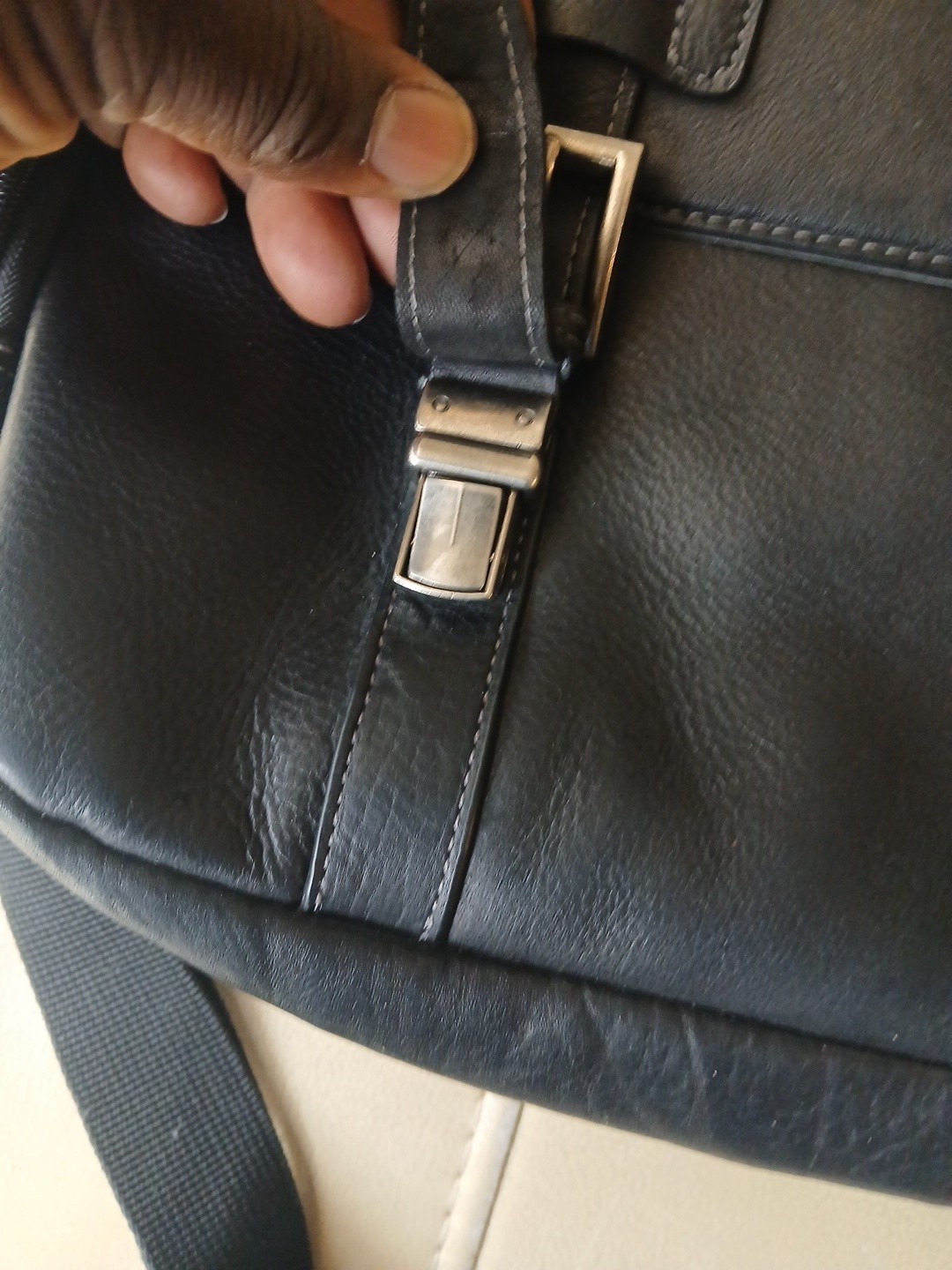 Kenneth Cole Reaction Black Leather Laptop Bag w/adjustable shoulder Strap