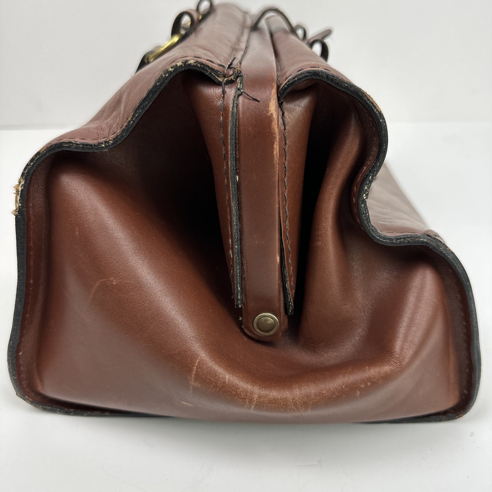 Vintage Schlesinger Cowhide Leather Physician Doctor Toiletry Bag ￼