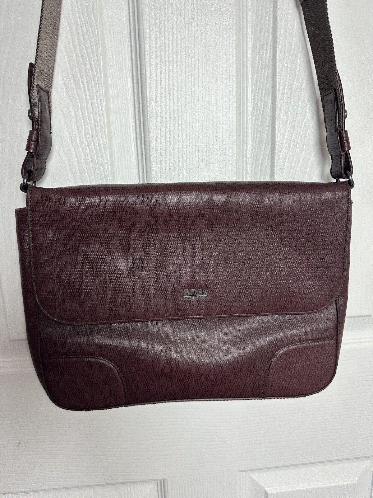 Hugo Boss Messenger Shoulder Bag Crossbody Purse Burgundy Leather Cow Skin 14 In