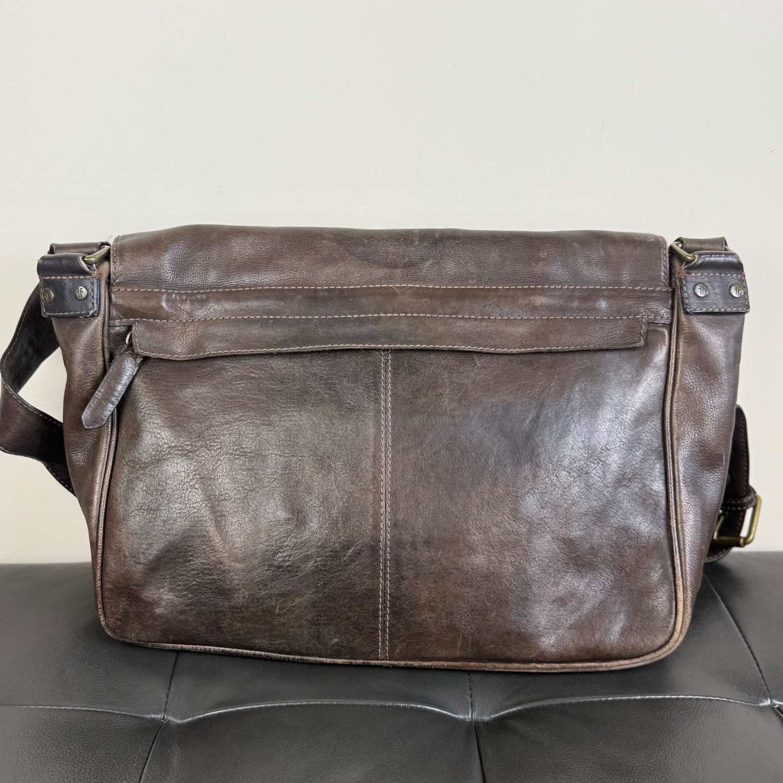 Frye Distressed Brown Leather Messenger Bag Buckle Zip Clasp