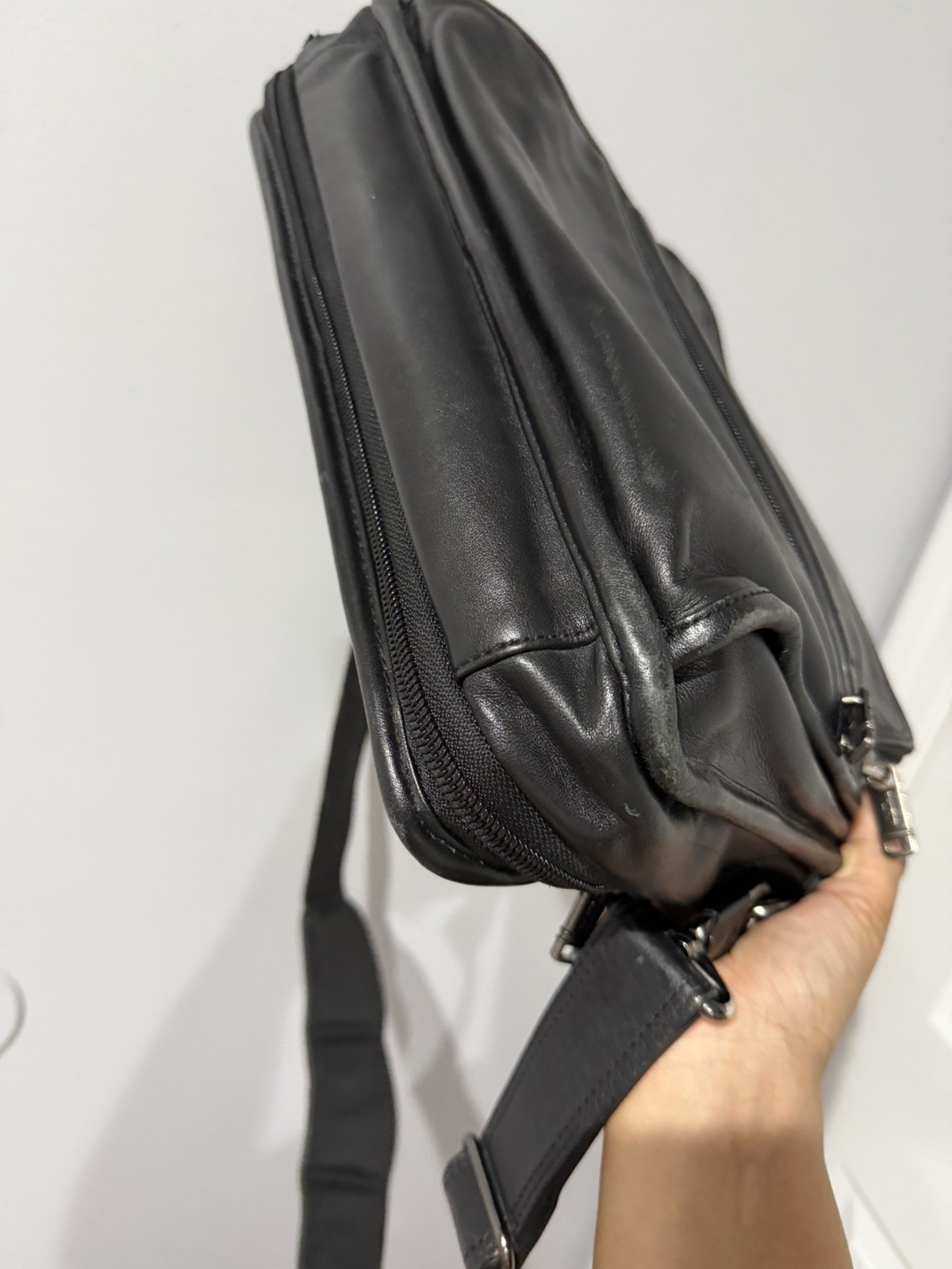 Tumi Leather Messenger Laptop Crossbody Tote Black Bag Pockets L