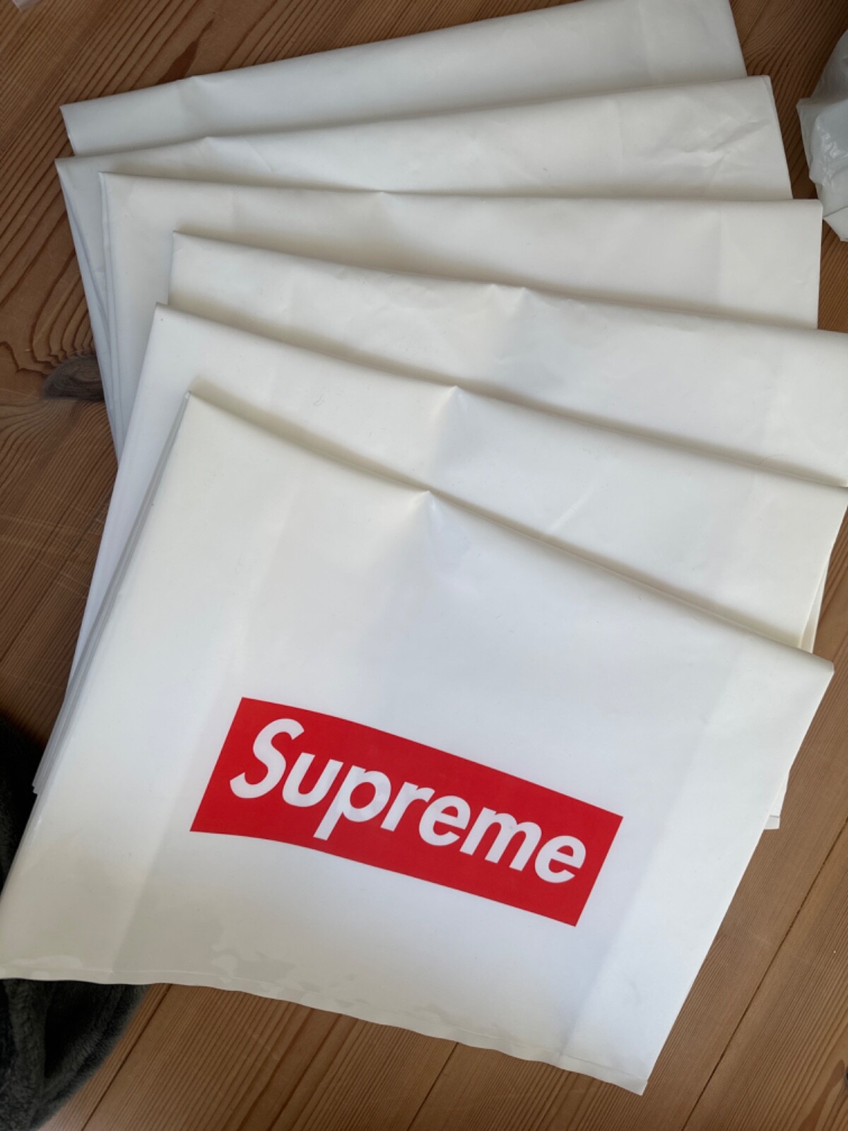 Supreme shoppingbag and a bunch of stickers (6 bags, 15 stickers)