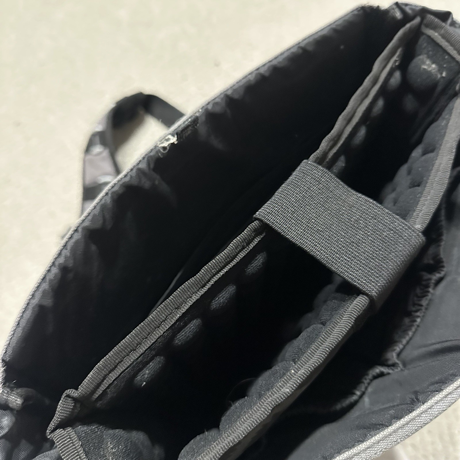 Vintage Oakley Tactical Field Gear Lvl 4 Restraint vertical Messenger bag Rare