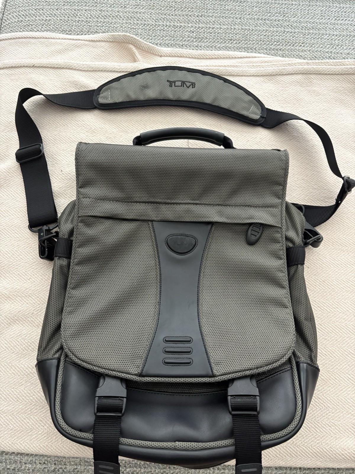 Tumi Men’s Green/Black Medium Messenger Bag Zip Adjustable Strap Pockets