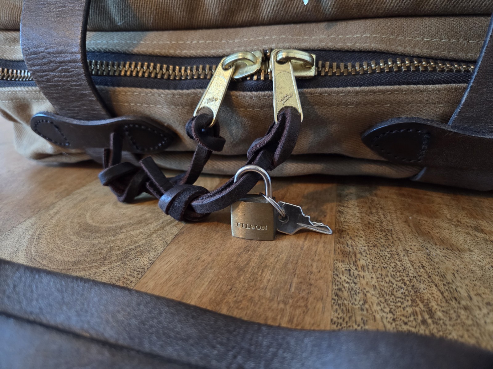 Filson Medium Rugged Twill Outfitter Bag | NWOT | Talon Era | Tan | Made in USA