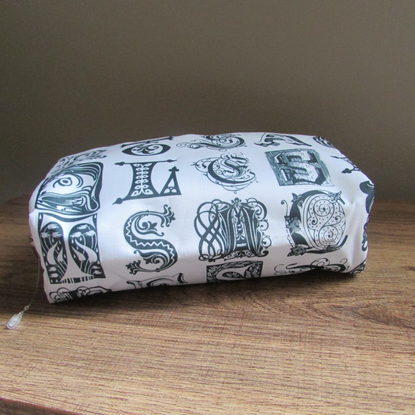 Vintage LeSportsac Zip Pouch white Black Travel Bag Cosmetic Case 6.5”x4x2-nwot