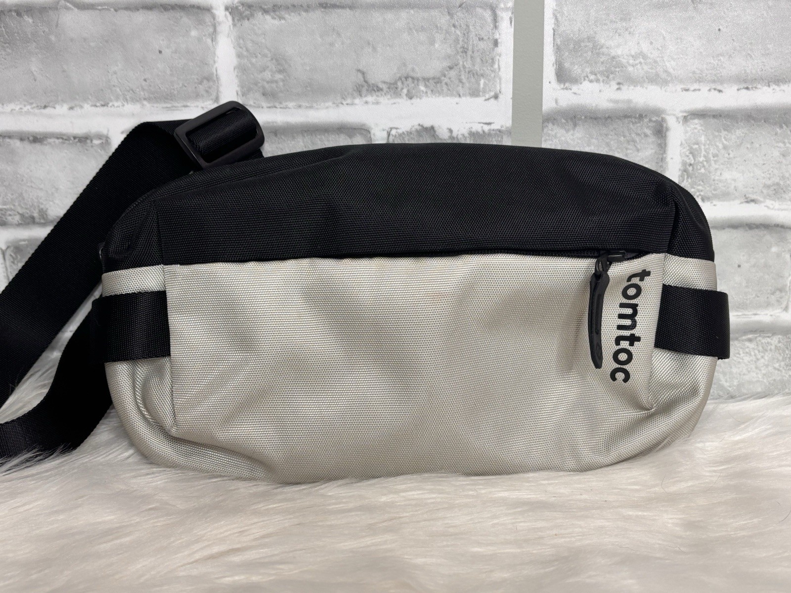 TOMTOC Explorer HO2 Sling Bag Unisex Black Taupe/Cream Crossbody